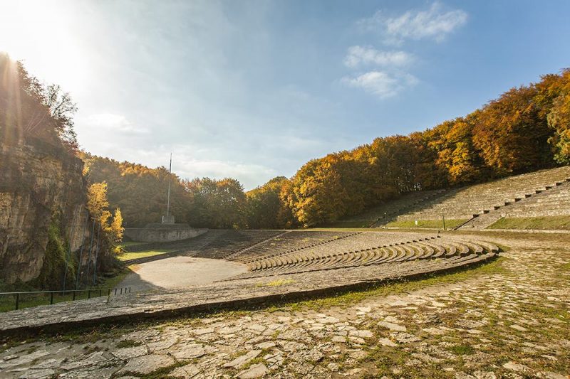 Amfiteatr skalny jesienią