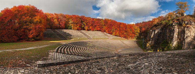 Amfiteatr skalny jesienią
